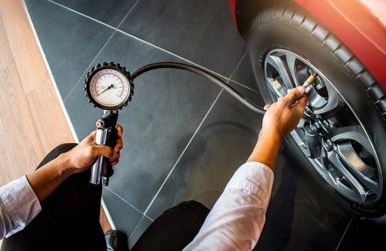 measuring car tire pressure